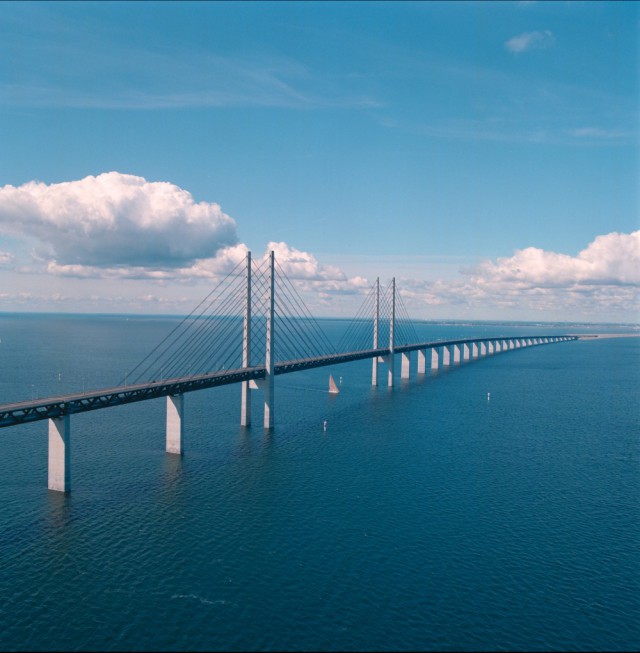 Уникальный «ныряющий» мост между Данией и Швецией