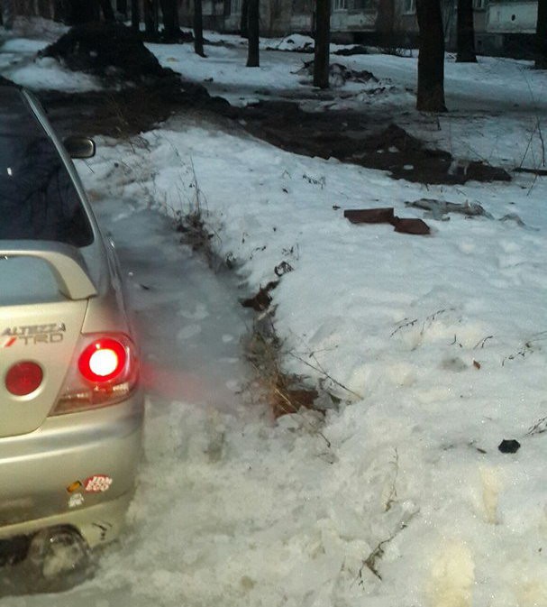 В Саратове иномарка вмерзла в лёд после ремонтных работ коммунальщиков