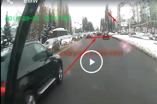 В Белгороде водитель на BMW хотел проскочить, но влетел в пешеходов на тротуаре