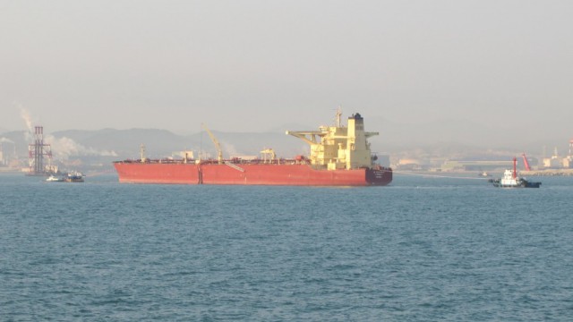 Погрузка танкера в море