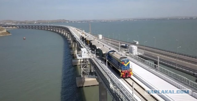 Фотофакт: поезд на Крымском мосту