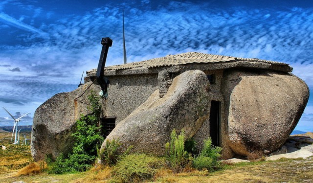 Дом, основой которого стали огромные валуны (Casa do Penedo, Португалия)