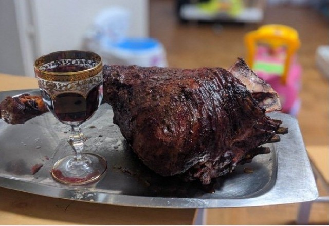 Баранья ножка в керамическом гриле .