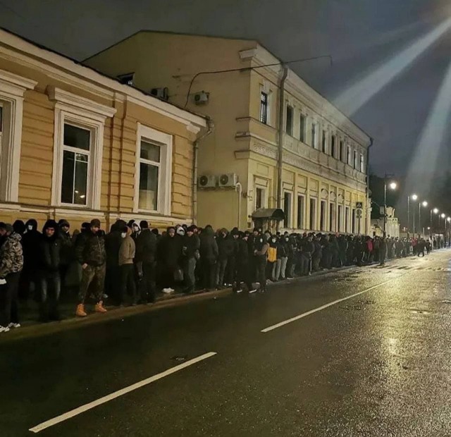 У здания посольства Таджикистана в Москве собрались сотни мигрантов. Подъезд к дипмиссии перекрыт