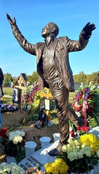 В годовщину смерти Бориса Моисеева на Троекуровском кладбище певцу открыли памятник