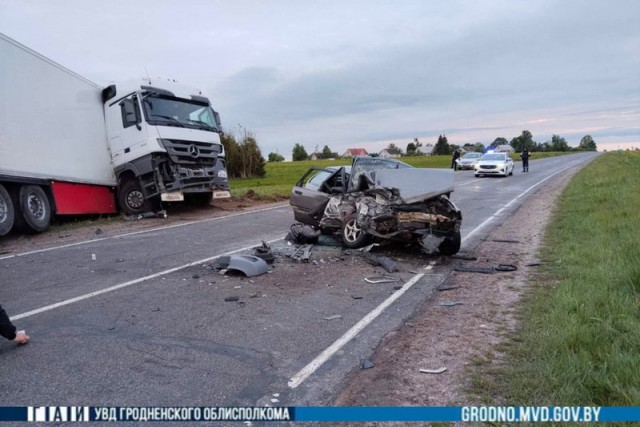 Годовалый ребенок погиб в лобовой аварии. Фура врезалась в легковушку