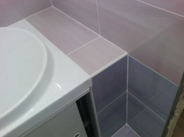 Чем расстояние между стеной и ванной заделать?