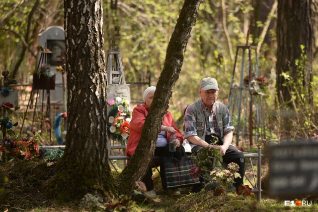 Пикник на кладбище: у цыганских могил шашлык и столы ломятся