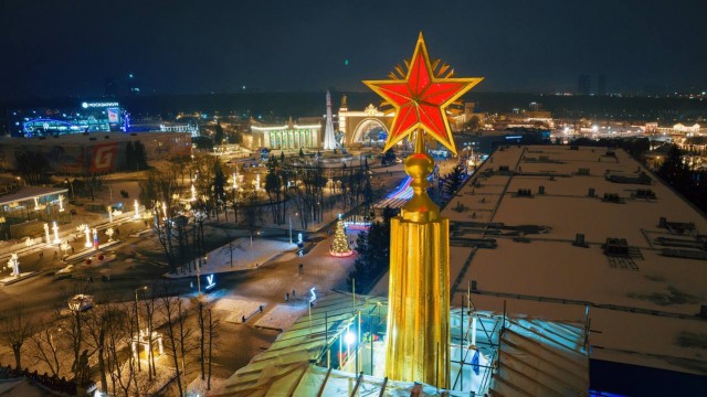 На шпиль павильона №59 Зерно на ВДНХ вернули советскую звезду после реставрации