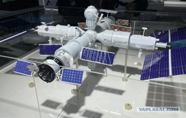 Роскосмос показал макеты космической обсерватории «Спектр-РГ» и Российской орбитальной станции