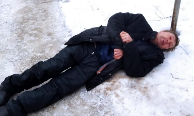 Пьяный в сугробе - не проходите мимо