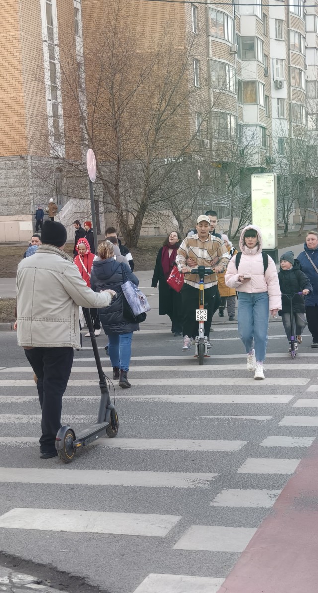 Сладкие. Смотри, как он его обнимает)).