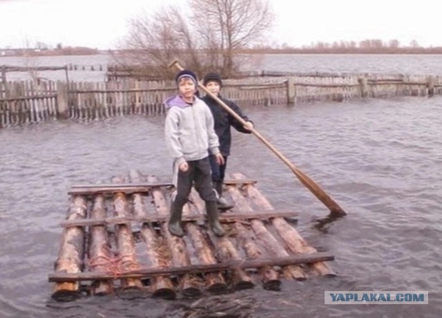 А у вас, кажется, набережная отклеилась...