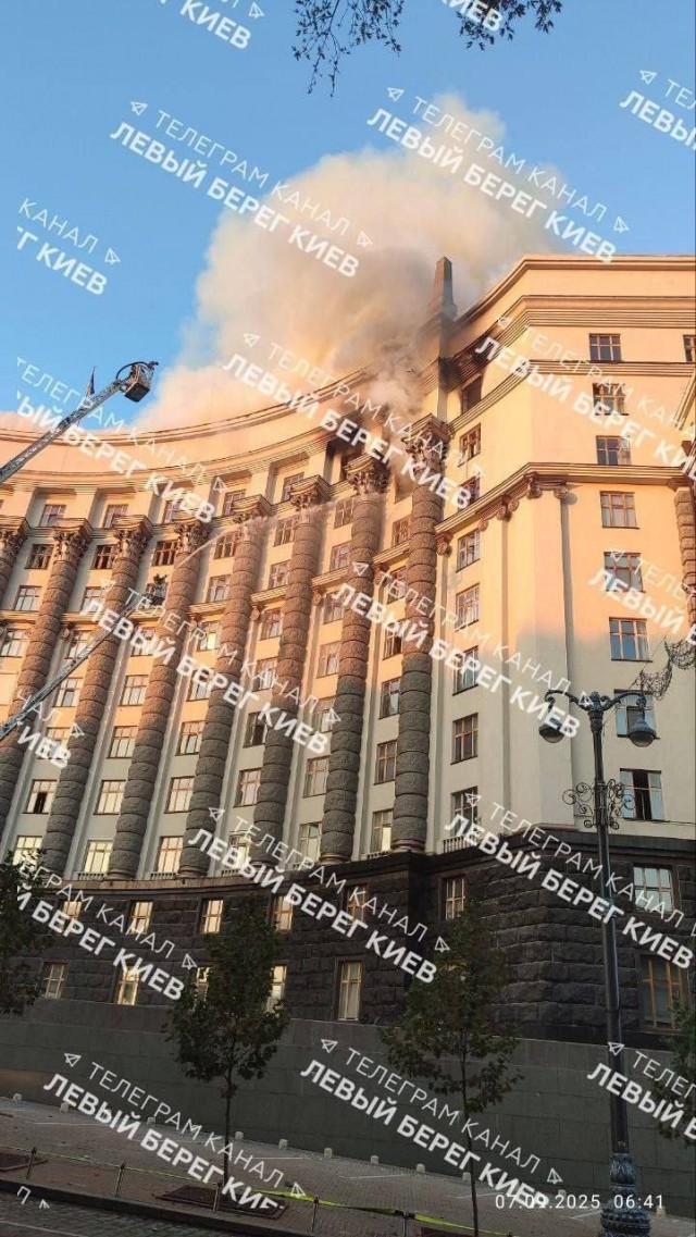 В Киеве после прилета загорелось здание кабмина