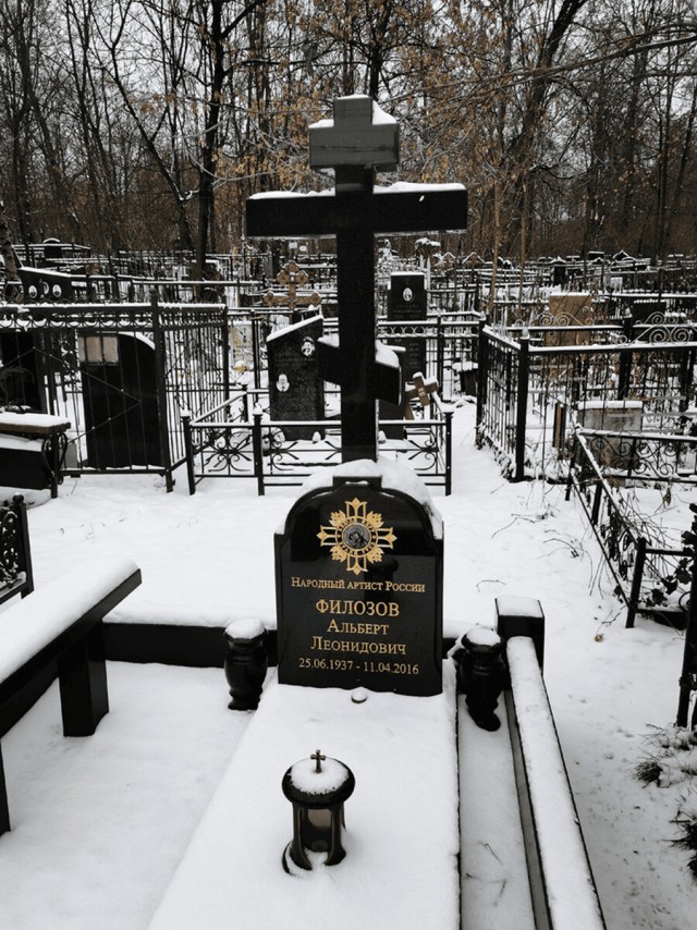 Могилы знаменитых советских актеров, снявшихся в фильме «Человек с бульвара капуцинов», вышедшего на экраны 38 лет назад