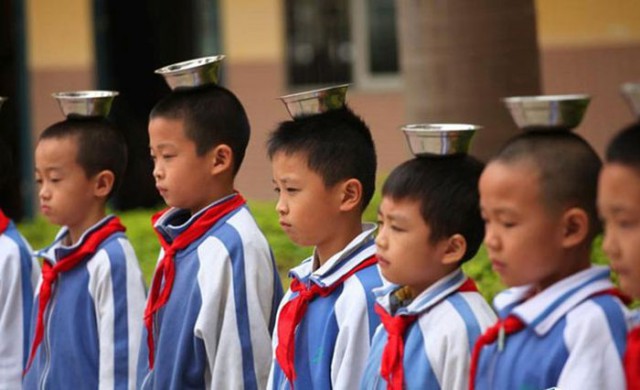Как в китайских школах учат правильно сидеть