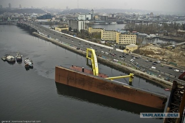 В Киеве упал кран