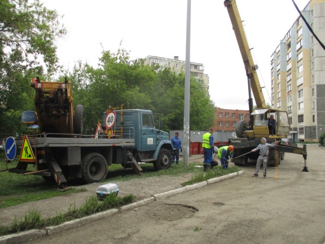 В Челябинске ради спасения котёнка демонтировали фонарный столб