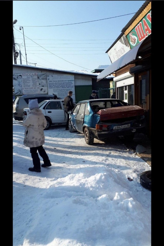 В Киренске (Иркутская область) водитель сбил пешеходов на тротуаре