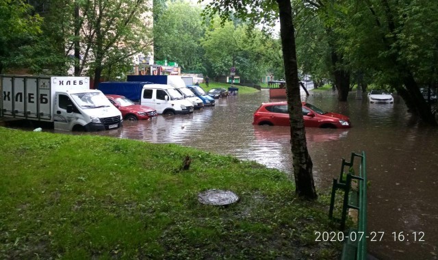На Москву снова обрушился сильный ливень с градом