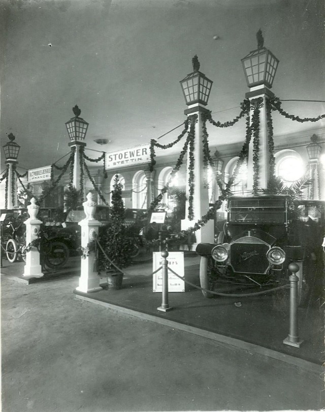 Международная автомобильная выставка в Михайловском манеже. 1913г.