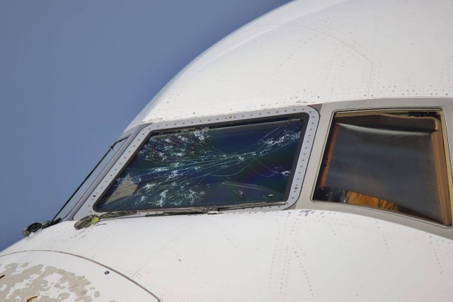 Вчера Boeing-777-300ER A6-ECF Emirates Airlines при взлёте из Милана попал под град