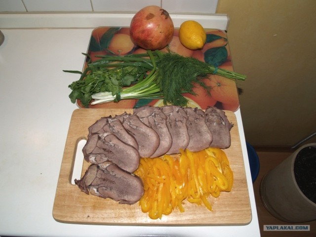 Язык запечёный с ореховым соусом