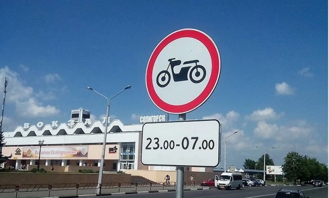Два мотоциклиста разбились на Октябрьской набережной в Петербурге