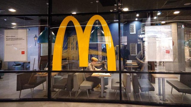 Сеть ресторанов McDonald’s в России будет называться «Mc», при этом М может остаться фирменной