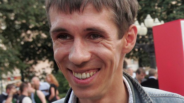 Пёсик встречает своего хозяина спустя пару месяцев разлуки