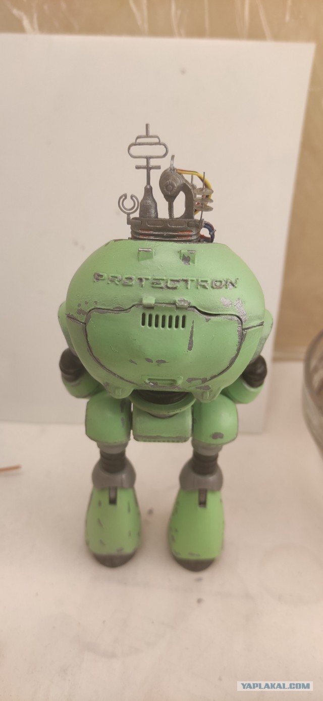 Фигурки роботов из Fallout с процессом