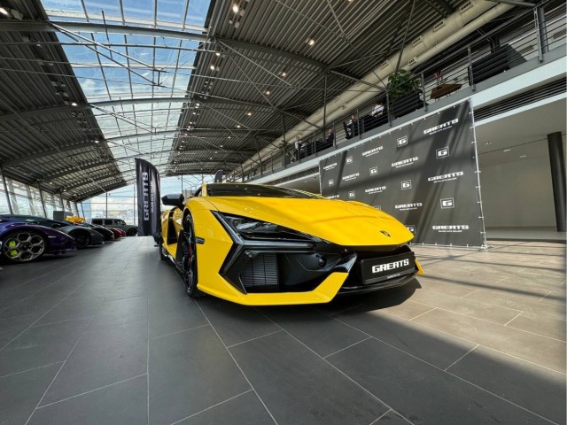 Одну из самых дорогих автоновинок года — суперкар Lamborghini Revuelto уникального жёлтого цвета — привезли в Россию