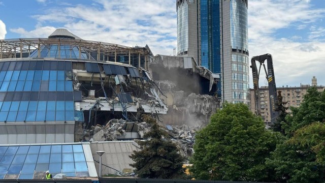 Разбирают вестибюль моста Багратион.