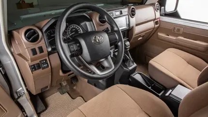 Внедорожник Land Cruiser без гламура: в РФ предлагают армейскую надежность по цене квартиры в Москве