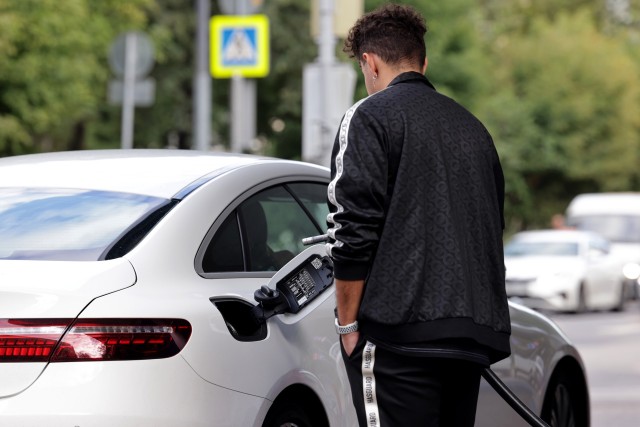 В Госдуме предложили ввести потолок цен на бензин внутри страны