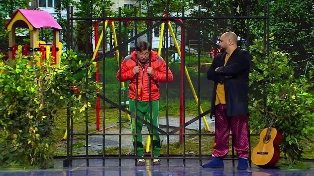 Засунул на спор лампочку в рот