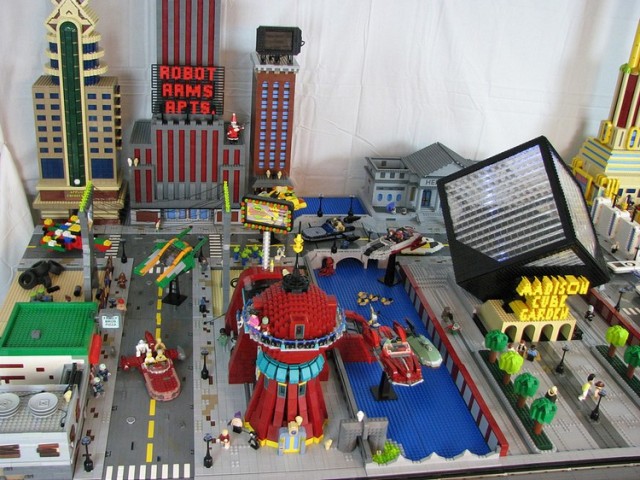 Ручная сборка Футурамы из Лего