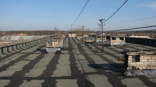 Незаконная установка кладовок в подъезде