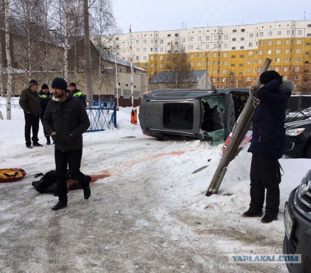 В Нижневартовске возле лицея перевернулась машина и звучали выстрелы