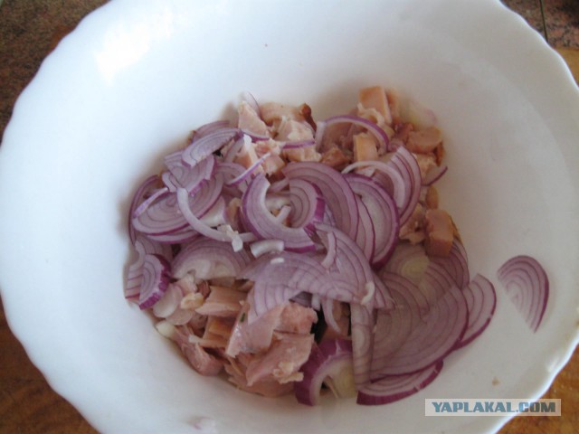 Острый салат с копчёной курицей и черносливом.