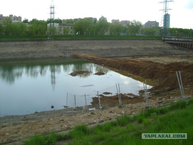 На дне. Когда в канале нет воды (Тушино - между 7 и 8 шлюзами)