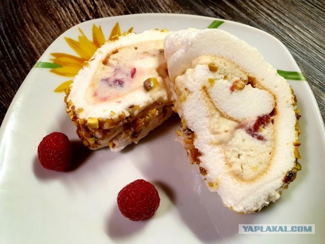 Рулет меренговый