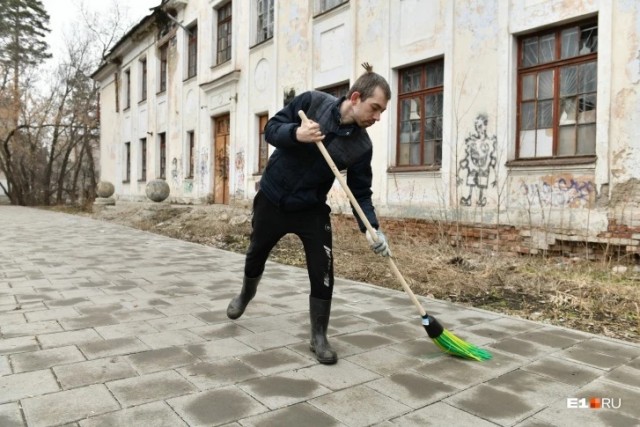 Екатеринбуржца с ДЦП отказались брать на работу дворником. Тогда он решил убирать мусор бесплатно