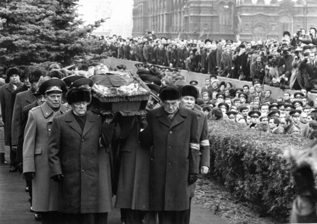 Как проходили самые дорогие и пышные похороны известных людей в истории