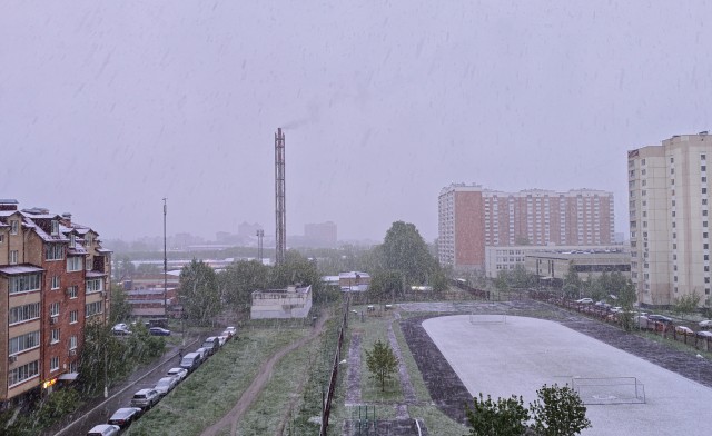 Май, Снег, Москва