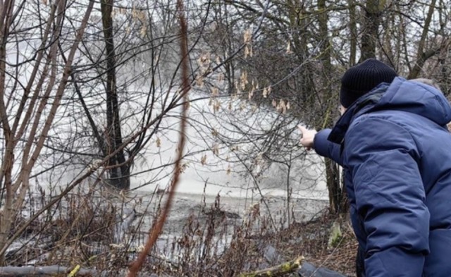 «Тонем в дерьме»: как живется в Пушкино, где почти полгода текут реки из фекалий