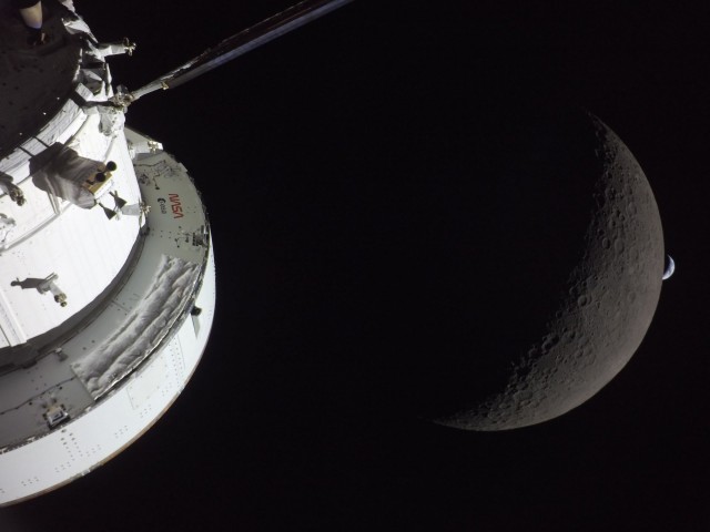 NASA показали кадр полного солнечного затмения и закат Земли, снятые с борта Orion