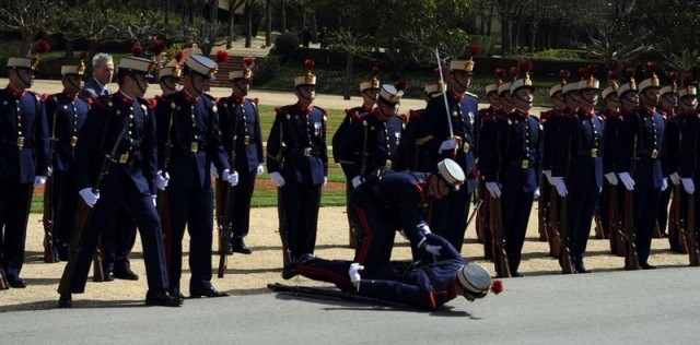 Упал на параде