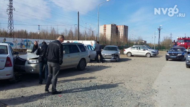 Перепутавшая педали женщина, "собрала" пять машин на парковке ТЦ