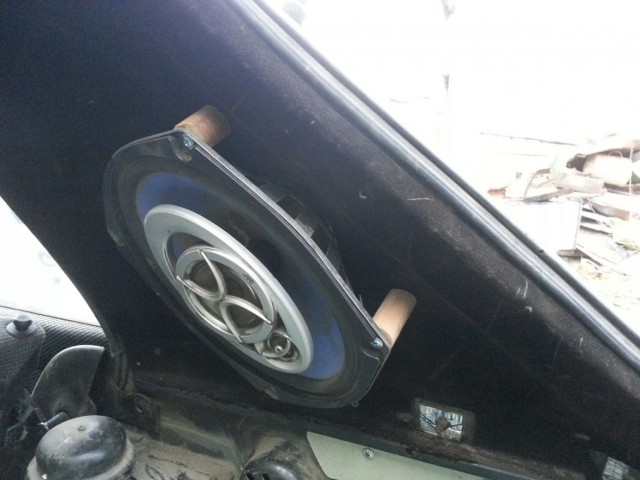 Как владелец Логана автозвук доводил до ума